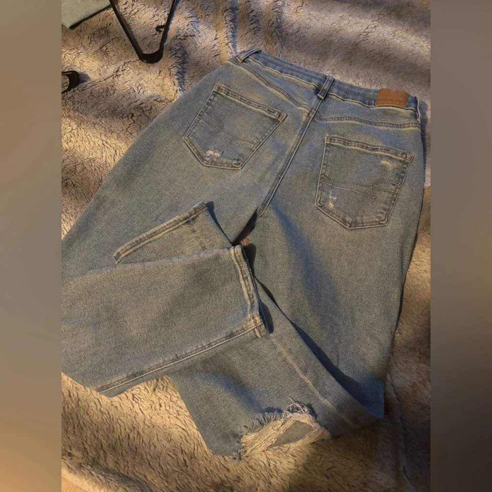 American Eagle Outfitters Ripped curvy mom Jeans - Picture 4 of 5